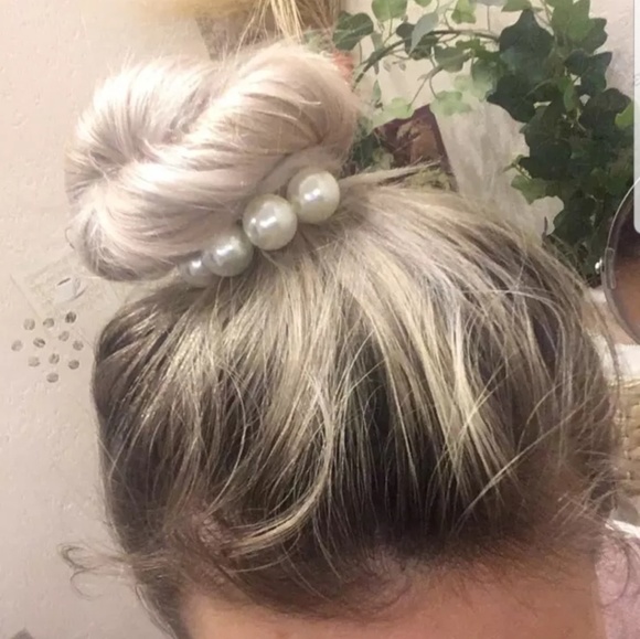 💎[3 for $15]💎 Pearl Scrunchie Ponytail Holder - Picture 4 of 6